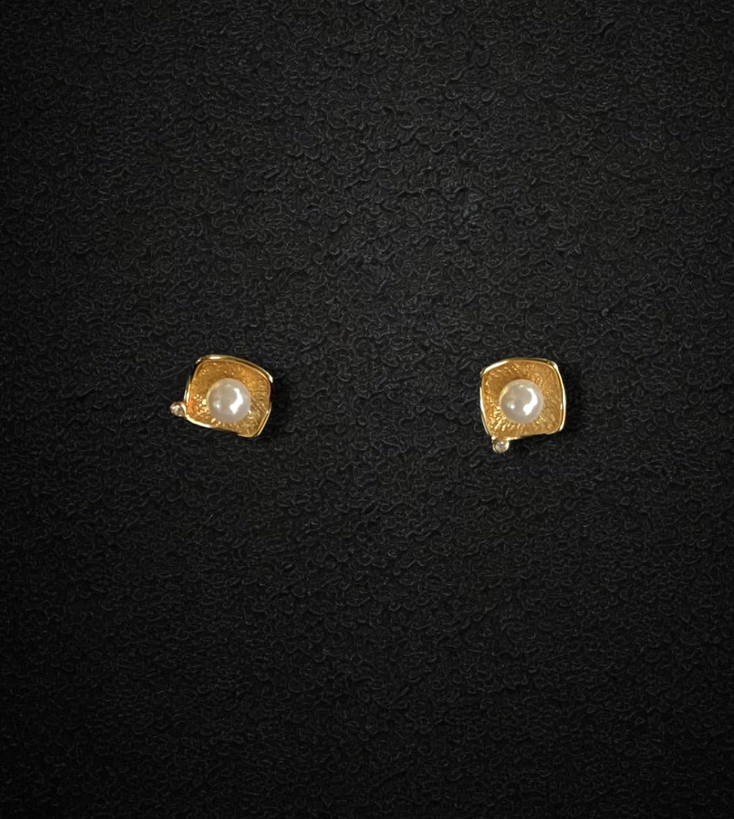 Anti Pearl Studs