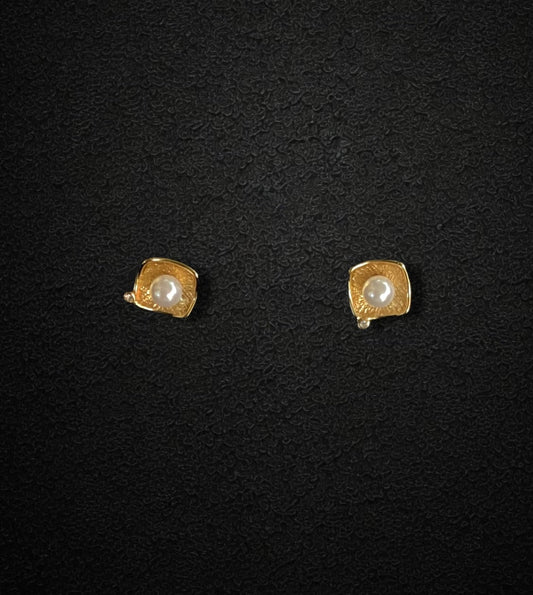 Anti Pearl Studs